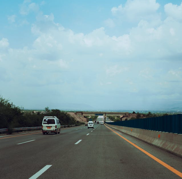 Carros na estrada com um céu azul