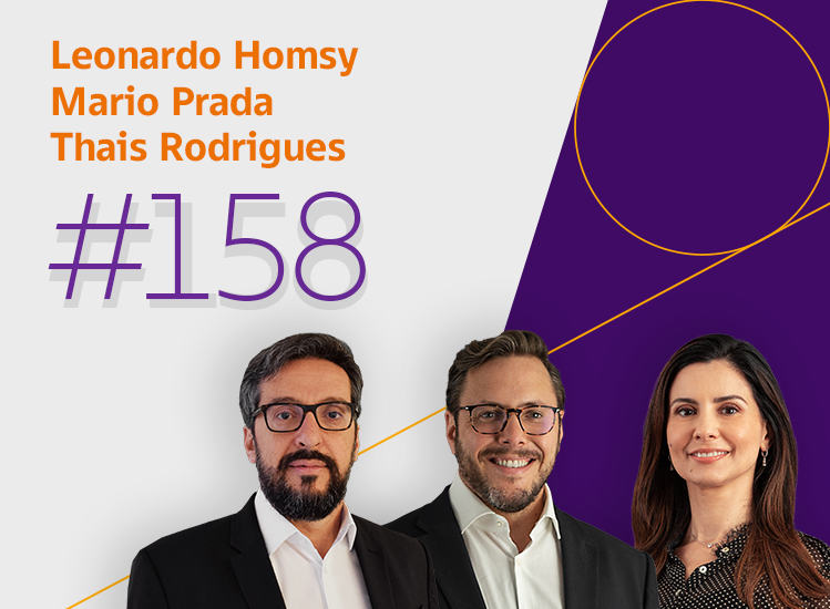 Foto de três sócios do escritório. No canto superior esquerdo, aparecem os nomes 'Leonardo Homsy', 'Mario Prada' e 'Thais Rodrigues' em texto laranja, com o número '#158', referência ao número do episódio, logo abaixo em texto roxo.