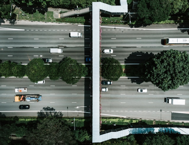 imagem aérea de duas pistas com carros passando