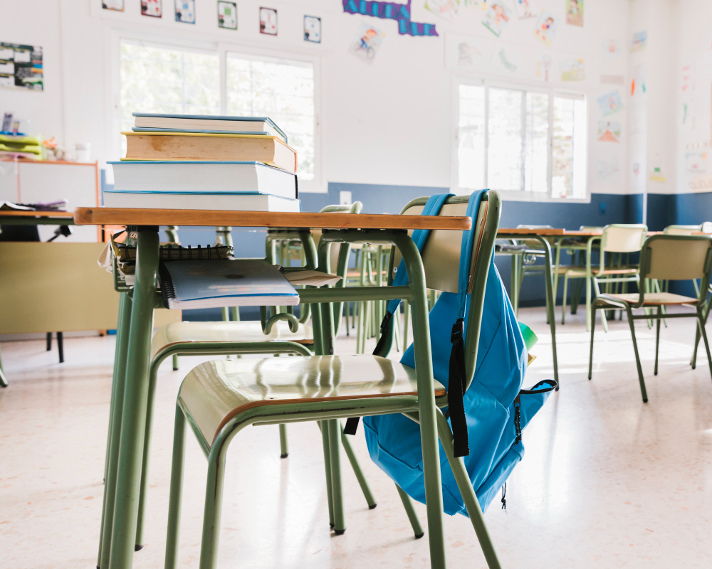 Sala de aula da escola com livros e mochila