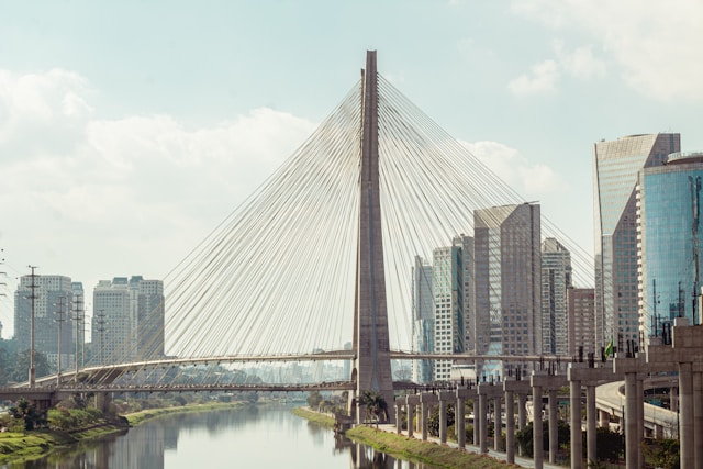 Imagem mostra a ponte do estado de São Paulo, com rio e prédios ao redor