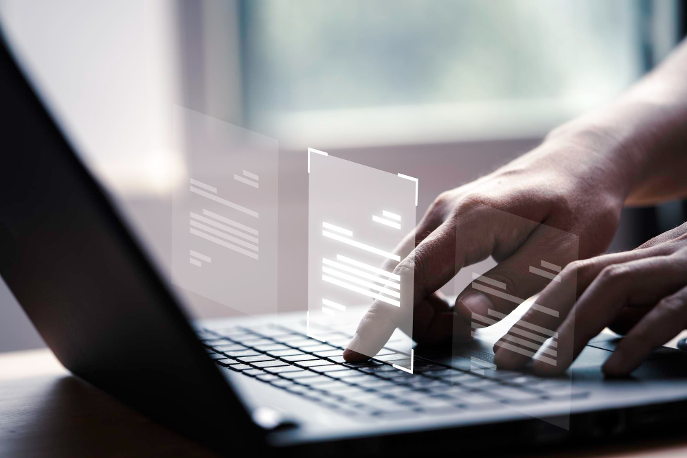 Mão usando laptop com tela virtual e documento para aprovação online.