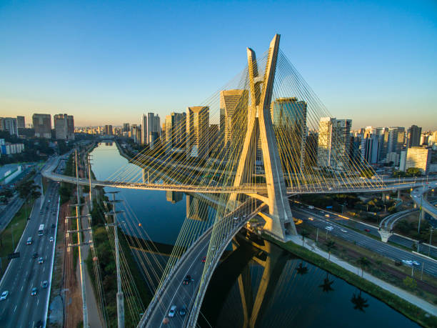 Ponte estaiada de São Paulo com o Rio Pinheiro