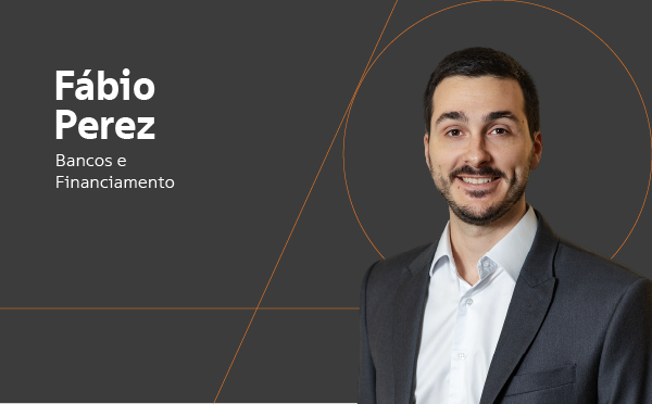 Executivo com blazer cinza e blusa branca, sobre fundo cinza com texto: Fábio Perez, bancos e financiamento.