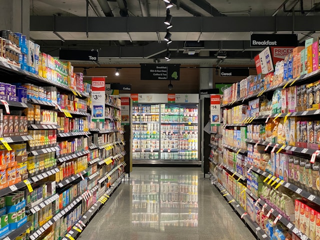 Corredor de um supermercado.