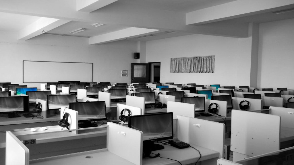 Cubículos De Computador De Madeira Cinza Dentro Da Sala