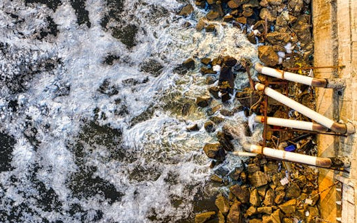Foto de canos de esgoto próximos ao mar