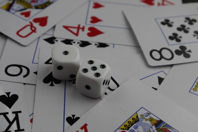 Uma pilha de cartas de baralho com dados sobre eles.