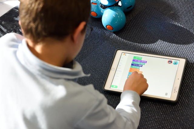 Menino usando tablet para interação