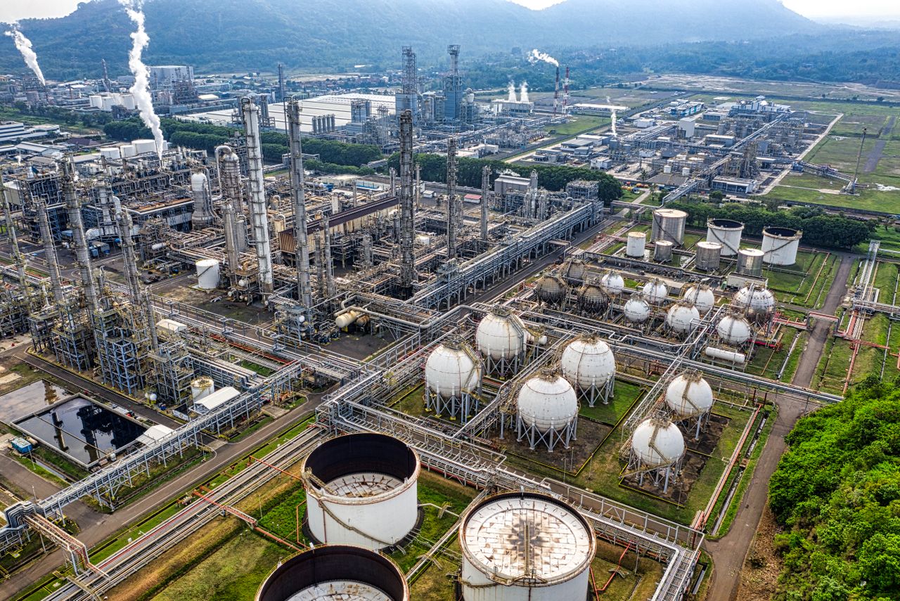 Imagem aérea extensa de uma grande refinaria industrial localizada em Banten, Indonésia.