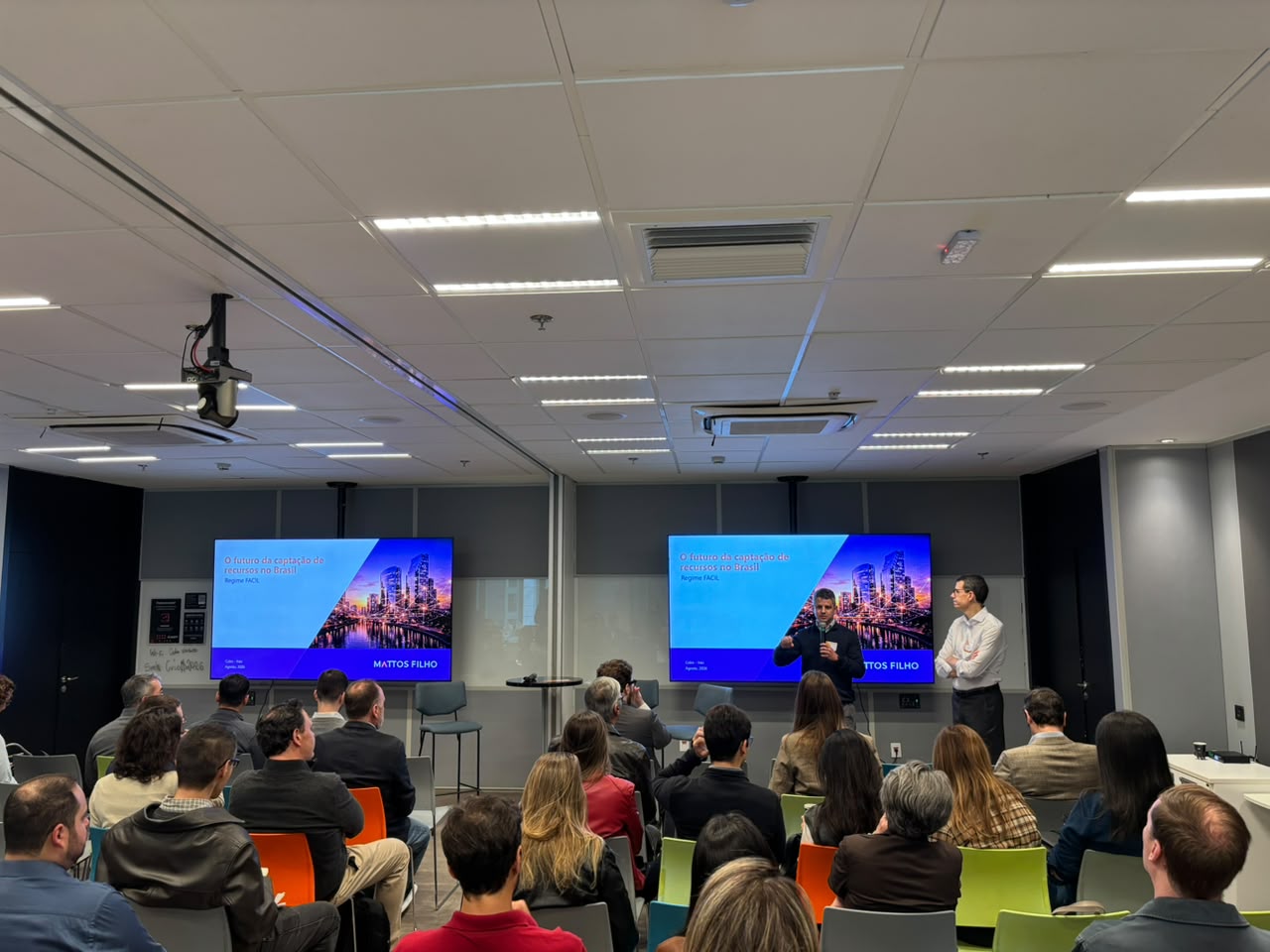 Vista geral do evento promovido pelo Mattos Filho no Cubo Itaú, em São Paulo, com palestra sobre o futuro da captação de recursos no Brasil e plateia acompanhando as apresentações